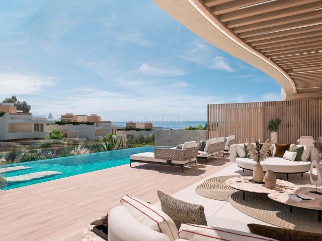Casa pareada en venta en Marbella, Las Chapas Alicate Playa. Lujosa villa adosada en una urbanización en primera línea de playa. Casas pareadas.