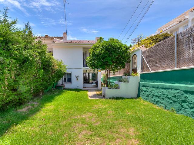 Casa pareada en venta en Marbella, Nueva Andalucía centro. Casas pareadas.