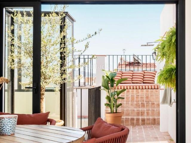 Casa pareada en venta en Marbella, San Pedro de Alcántara Pueblo. Exclusiva casa adosada con azotea privada y piscina climatizada en el corazón de San Pedro. Casas pareadas.