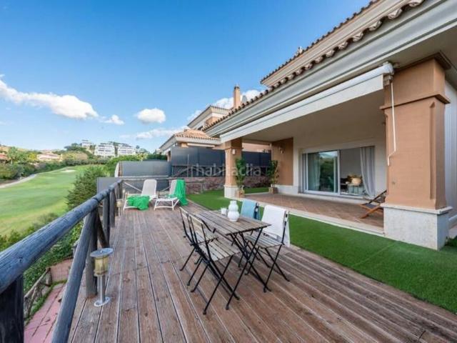 Casa pareada en venta en Marbella, Santa Clara. Elegante villa pareada en primera línea de golf en Santa Clara, Marbella Este. Casas pareadas.