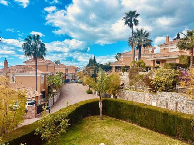 Casa pareada en venta en Marbella, Santa Clara. Residencia de Golf en Primera Línea con Vistas al Mar y Jardín Privado. Casas pareadas.