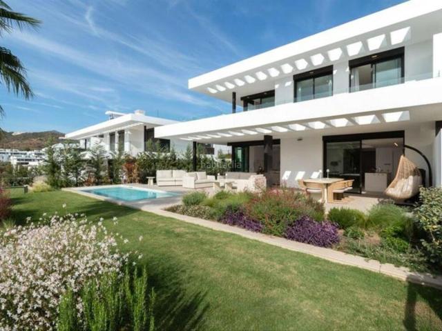Casa pareada en venta en Marbella, Santa Clara. Un refinado refugio mediterráneo junto al Santa Clara Golf. Casas pareadas.