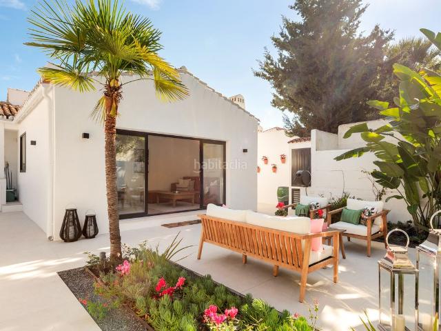 Casa pareada en venta en Marbella, Sierra Blanca. Villa Verano Impresionante villa recientemente renovada con excelentes vistas al mar, situada en Sierra Blanca, Marbella. Casas pareadas.
