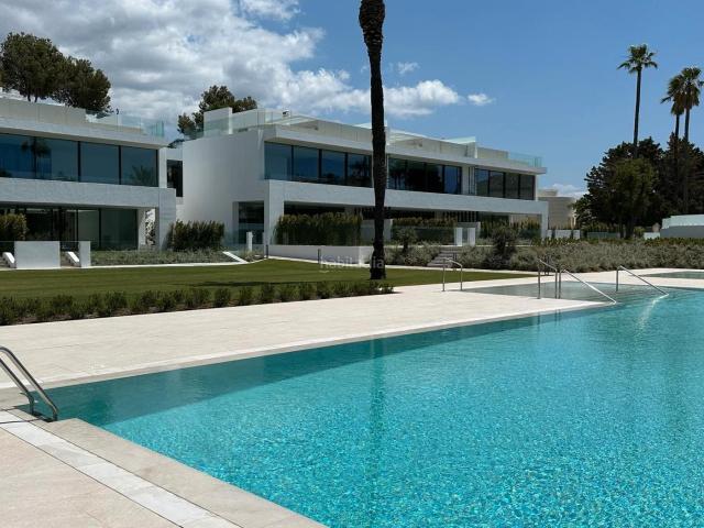 Casa pareada en venta en Marbella, Puerto Banús. Descubra el Lujo Redefinido en Nueva Andalucía: Su Villa Exclusiva le Espera. Casas pareadas.