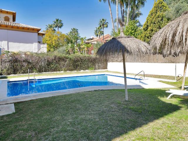 Casa pareada en venta en Marbella, Puerto Banús. Elegante casa adosada cerca de la playa con confort moderno y ubicación privilegiada. Casas pareadas.