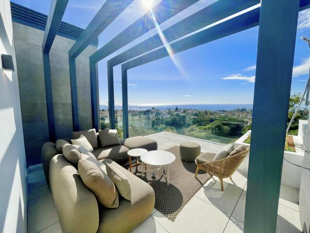 Casa pareada en venta en Marbella, Río Real. Villa pareada con vistas panorámicas al mar. Casas pareadas.