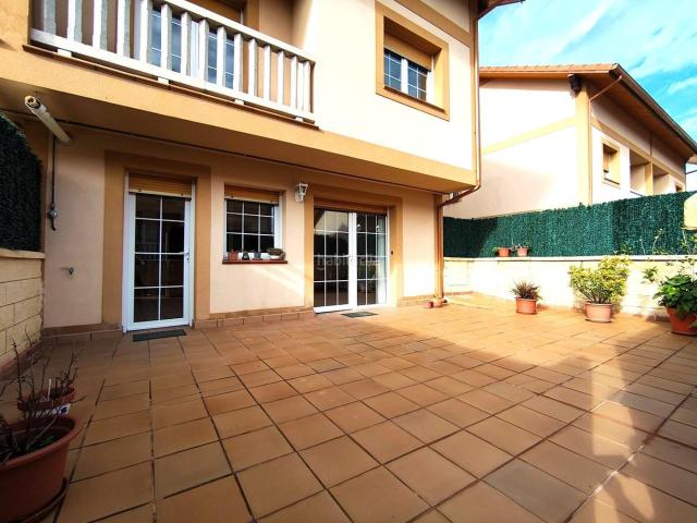 Casa pareada en venta en Medio Cudeyo, Solares Valdecilla. Chalet esquinero en Solares para entrar a vivir. Casas pareadas Medio.
