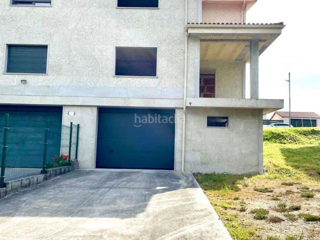 Casa pareada en venta en Merca A. chalet pareado para terminar a tu gusto! Urbanización con piscina, cancha de baloncesto, futbol y tenis con todos los servicios a. Casas pareadas Merca.