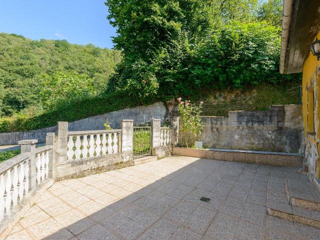 Casa pareada en venta en Mieres, Zona Rural. Casa de piedra totalmente reformada con hórreo y más de 8.000 m2 de fincas en un entorno natural único. Casas pareadas.