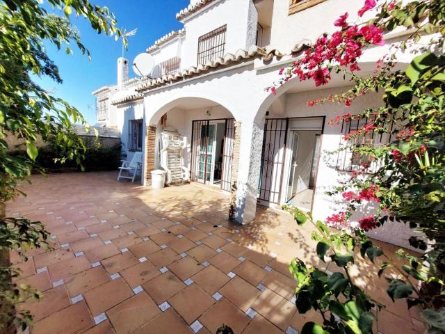 Casa pareada en venta en Mijas, Calahonda. Magnífico y amplio Pareado en esquina a 2 calles con garaje, parking, trastero y Piscina comunitaria. Casas pareadas.