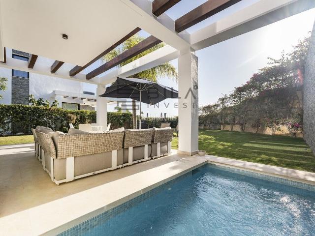 Casa pareada en venta en Mijas, Calahonda. Adosado en venta en Residencial Greenhills en Artola, Marbella. Casas pareadas.