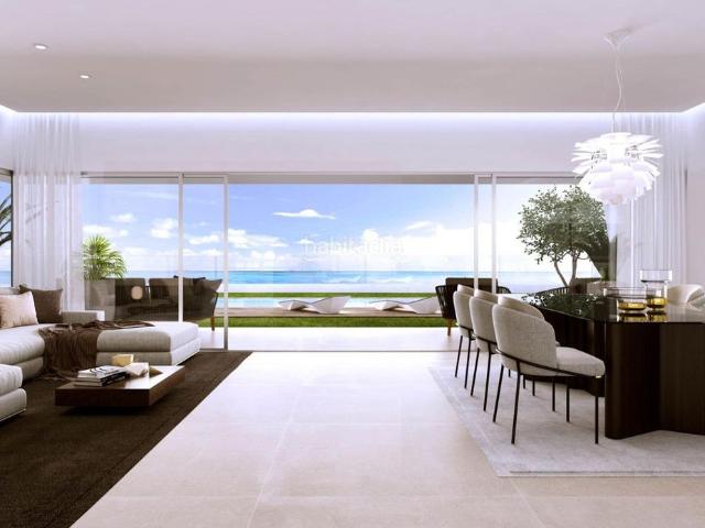 Casa pareada en venta en Mijas, El Faro de Calaburra Chaparral. Pareado de 4 dormitorios y 3 baños con vistas al mar. Lista para entrar a vivir! frente al mar. Casas pareadas.