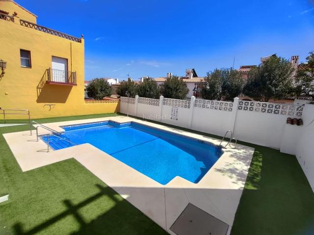 Casa pareada en venta en Mijas, Los Ríos. Amplia casa adosada en esquina totalmente reformada con jardín, garaje y placas solares. Casas pareadas.