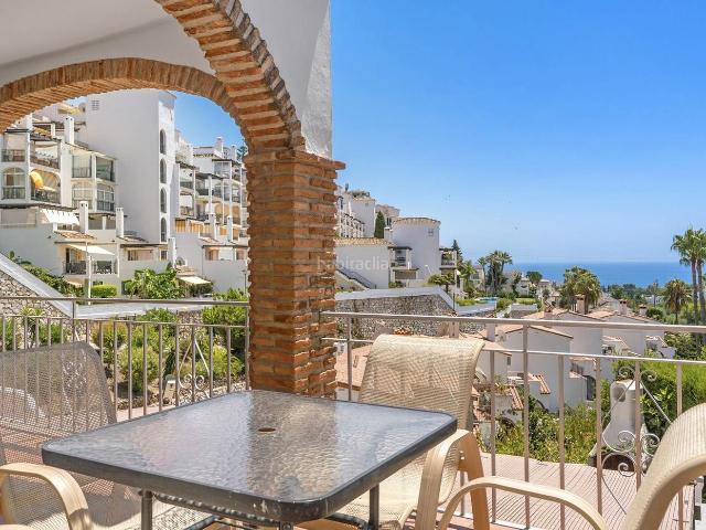 Casa pareada en venta en Mijas, Riviera del Sol. Elegante casa adosada con vistas al mar, apartamento independiente y excelente ubicación. Casas pareadas.