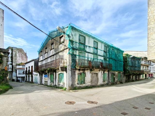 Casa pareada en venta en Mugardos. * A 120 M DEL PUERTO: CREA VIVIENDAS CON GARAJE EN PLENO CENTRO *. Casas pareadas.