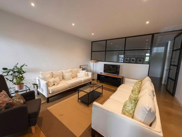 Casa pareada en venta en Sotogrande, San Enrique Guadiaro Pueblo Nuevo. Moderna Vivienda de Diseño con Piscina Privada en Azotea. Casas pareadas.