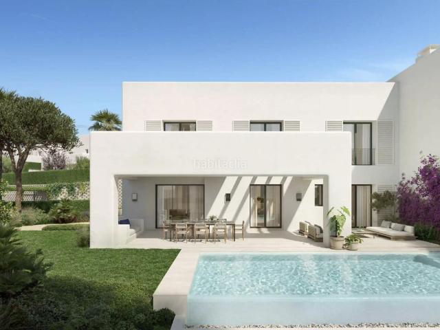 Casa pareada en venta en Sotogrande, Sotogrande Alto. Casa pareada de 4 dormitorios con piscina privada en La Reserva de Sotogrande. Casas pareadas.