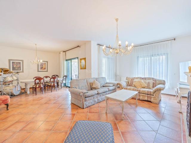 Casa pareada en venta en Sotogrande, Sotogrande Costa. Casa Pareada en Esquina de 4 habitaciones con Amplio Jardín en Sotogrande Costa. Casas pareadas.