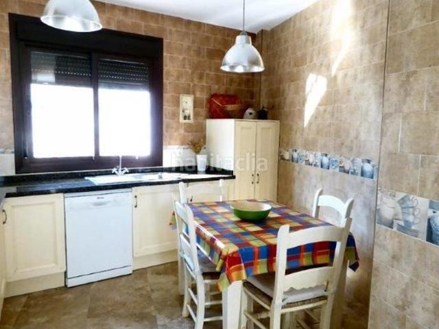 Casa pareada en venta en Salares. Gran casa de pueblo en Salares, con opcion a casa, B&B o restaurante. Casas pareadas.