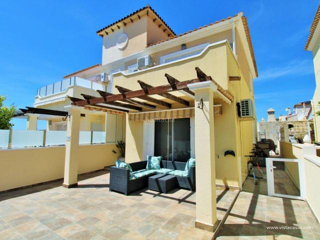 Casa pareada en venta en San Miguel de Salinas. Casa adosada reformada con piscina comunitaria Villamartín, Orihuela Costa. Casas pareadas San Miguel de.