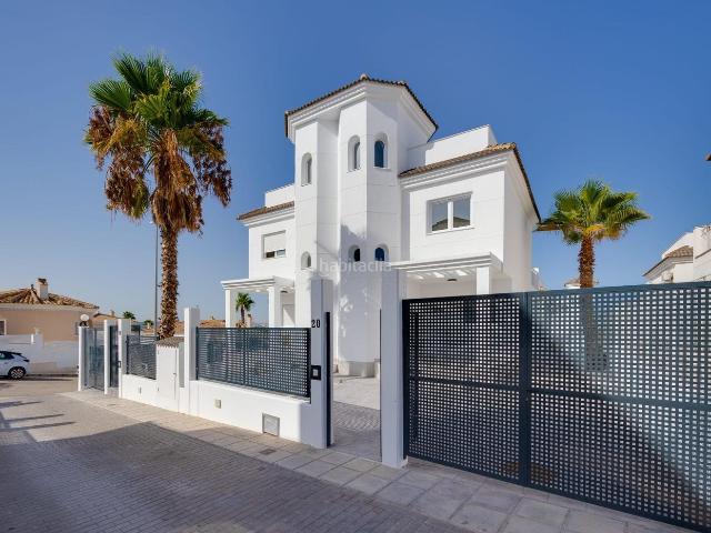 Casa pareada en venta en San Fulgencio. Villa de obra nueva de 3 dormitorios en San Fulgencio Jardín, piscina y solárium privados. Casas pareadas San.
