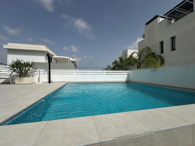 Casa pareada en venta en San Fulgencio. Exclusiva Vivienda de Obra Nueva con Piscina Privada y SolÃrium en La Marina.Descubre esta magnÃfica vivienda adosada de obra nuev. Casas pareadas San.