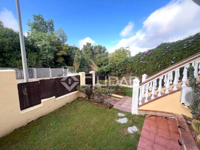 Casa pareada en venta en Sanlúcar de Barrameda, Bonanza Avda de Huelva Barrio Andalucia. Castillete de esquina con amplio espacio exterior. Casas pareadas Sanlúcar de.