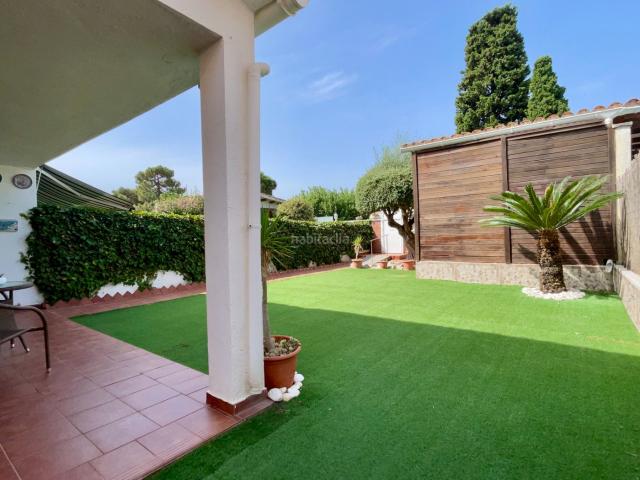 Casa pareada en venta en Sant Vicenç de Montalt, Sant Vicenç Platja. Casa pareada con jardín cerca de la playa y de todos los servicios. Casas pareadas Sant Vicenç de.