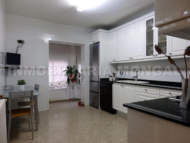 Casa pareada en venta en Sant Boi de Llobregat, de 272 m² 5 habitaciones por 415.000