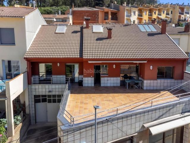 Casa pareada en venta en Sant Hilari Sacalm. Casa negocio con tienda, taller y garaje para furgonetas. Casas pareadas Sant Hilari.
