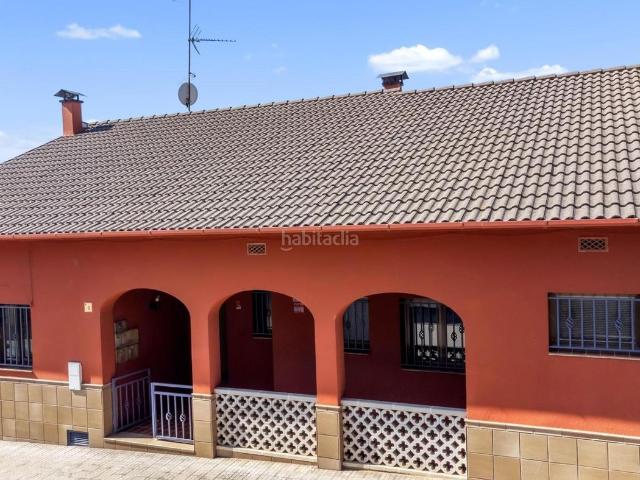 Casa pareada en venta en Sant Hilari Sacalm. Casa negocio con tienda, taller y garaje para furgonetas. Casas pareadas Sant Hilari.