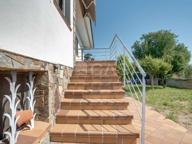 Casa pareada en venta en Santa Eulàlia de Ronçana. Chalet pareado Carrer Àngel Guimerà, Santa Eulàlia de Ronçana. Casas pareadas Santa Eulàlia de.
