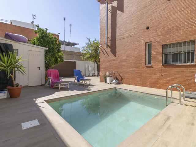 Casa pareada en venta en Sevilla, Ciudad Jardín. CASA DE TRES PLANTAS CON PATIO Y PISCINA A LA VENTA EN SEVILLA, ZONA CIUDAD JARDÍN. Casas pareadas.
