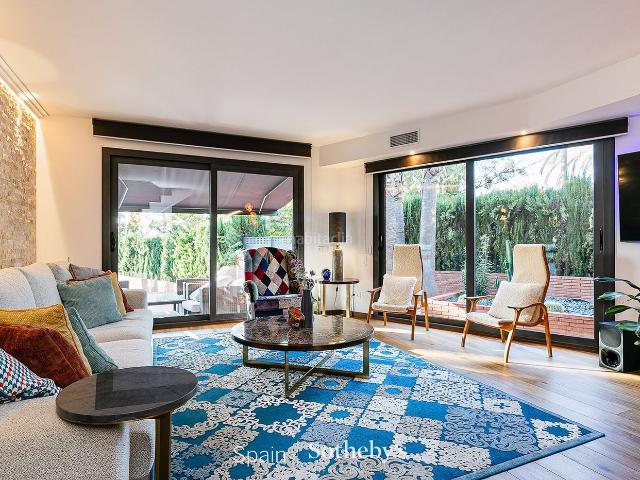 Casa pareada en venta en Sitges, Ametllers Poble Sec Costa Dorada. Semi adosado con jardín y piscina privada cerca del centro de Sitges. Casas pareadas.