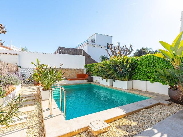 Casa pareada en venta en Sitges, Centre Costa Dorada. Exclusiva casa con jardín y piscina privada en el Centro de Sitges. Casas pareadas.