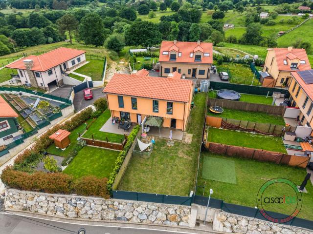 Casa pareada en venta en Siero, La Pola Siero. CHALET EN URBANIZACION LAS AZALEAS POLA DE SIERO. Casas pareadas.