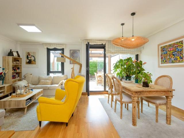 Casa pareada en venta en Siero, Viella Granda Meres. CHALET PAREADO CON PISCINA PRIVADA EN LA QUINTA DE COLLOTO 183 m2 URBANIZACIÓN PRIVADA GARAJE SUITE CON HIDROMASAJE. Casas pareadas.