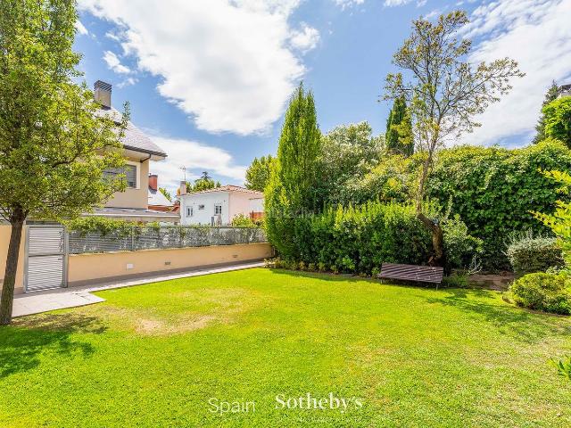 Casa pareada en venta en Pozuelo de Alarcón, Estación. Chalet adosado con jardín privado, ascensor y piscina en urbanización privada. Casas pareadas Pozuelo de.