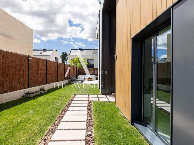 Casa pareada en venta en Pozuelo de Alarcón, Pueblo. Villa exclusiva en TRIBECA POZUELO. Casas pareadas Pozuelo de.