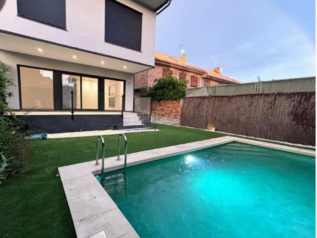 Casa pareada en venta en Pozuelo de Alarcón, Somosaguas. Acogedor vivienda unifamiliar pareada en Colonia los Ángeles junto a Somosaguas, en la que disfrutar de acabados de lujo y con gra. Casas.