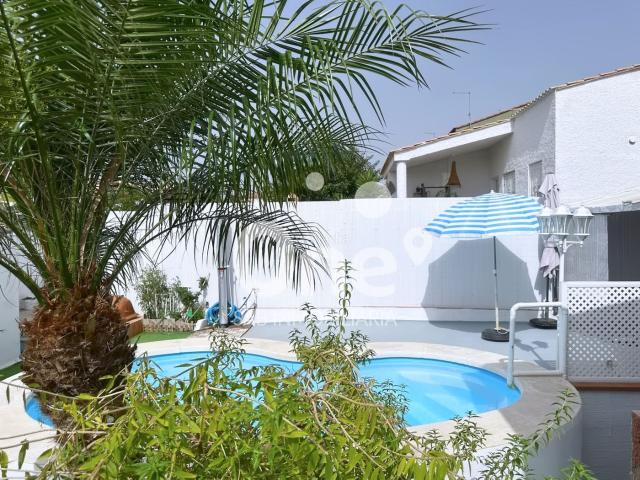 Casa pareada en venta en Pobla de Vallbona la, La Conarda. One SAB Inmobiliaria presenta este pareado en Maravisa, una vivienda que destaca por su distribución. Casas pareadas Pobla de Vallbona.