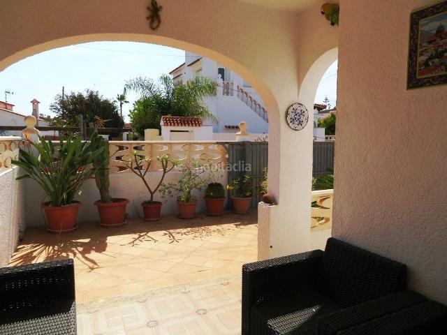 Casa pareada en venta en Poblets els. Coqueto chalet pareado en zona residencial a 30m de la Playa. Casas pareadas Poblets.