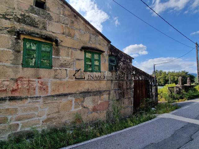 Casa pareada en venta en Pontevedra, Parroquias Rurales. Casa de Piedra en Venta con Terreno en Tomeza, Pontevedra Se vende casa de piedra de 299m2 construidos para reformar, situada en u. Casas.