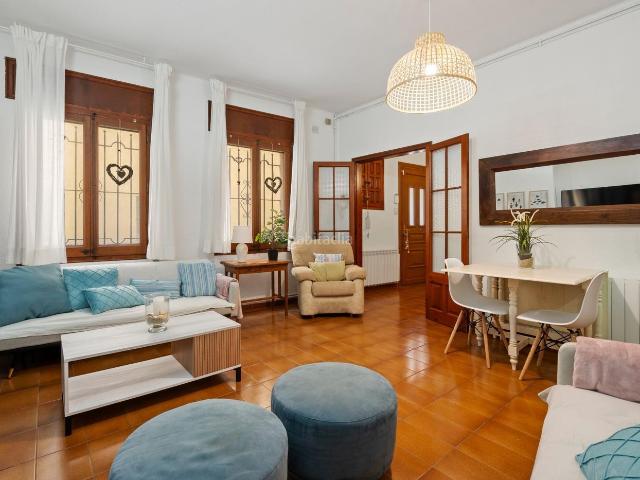 Casa pareada en venta en Palafrugell, Centre Costa Brava. Casa de pueblo reformada con ascensor, gran terraza y local comercial en el corazón de Palafrugell. Casas pareadas.