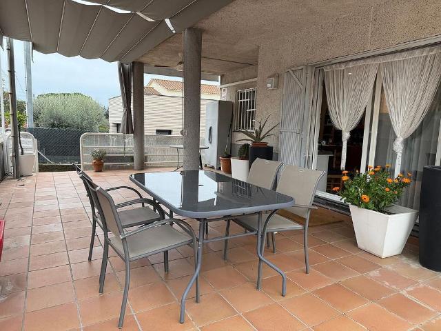 Casa pareada en venta en Parets del Vallès, de 189 m² 4 habitaciones por 450.000