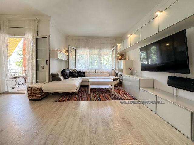 Casa pareada en venta en Parets del Vallès. ESQUINERA CON JARDÍN Y EN EL EIXAMPLE. Casas pareadas Parets del.