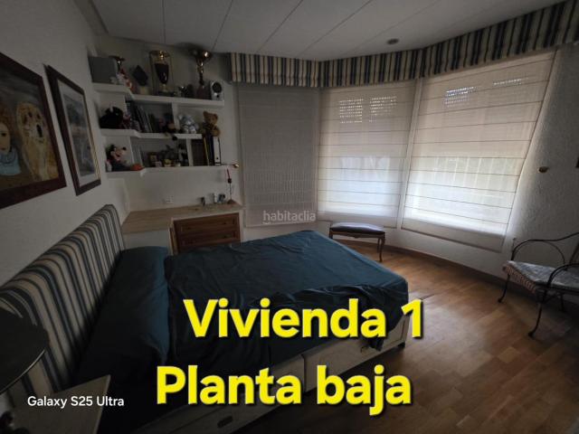 Casa pareada en venta en Petrer. Parcela urbana con 3 viviendas junto parque 9 dOctubre. Casas pareadas.