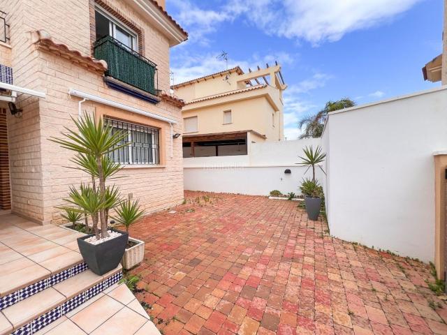 Casa adosada en venta en Pilar de la Horadada, El Mojón. Amplia y bien cuidada casa adosada de esquina con gran patio, terrazas, piscina comunitaria y a solo 400 m de la playa!. Casas adosadas Pilar.