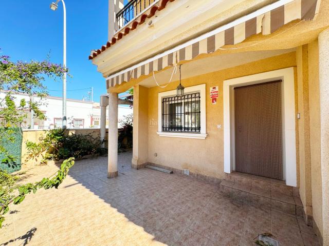 Casa pareada en venta en Pilar de la Horadada, Torre de la Horadada. Chalet independiente con vistas al mar y gran terraza junto a la playa. Casas pareadas Pilar de la.