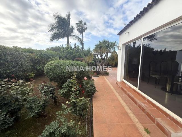 Casa pareada en venta en Puerto de la Cruz, San Antonio Las Arenas. Tenerife: Stylish house with spacious gardens and versatile potential in Puerto de la Cruz. Casas pareadas Puerto de la.